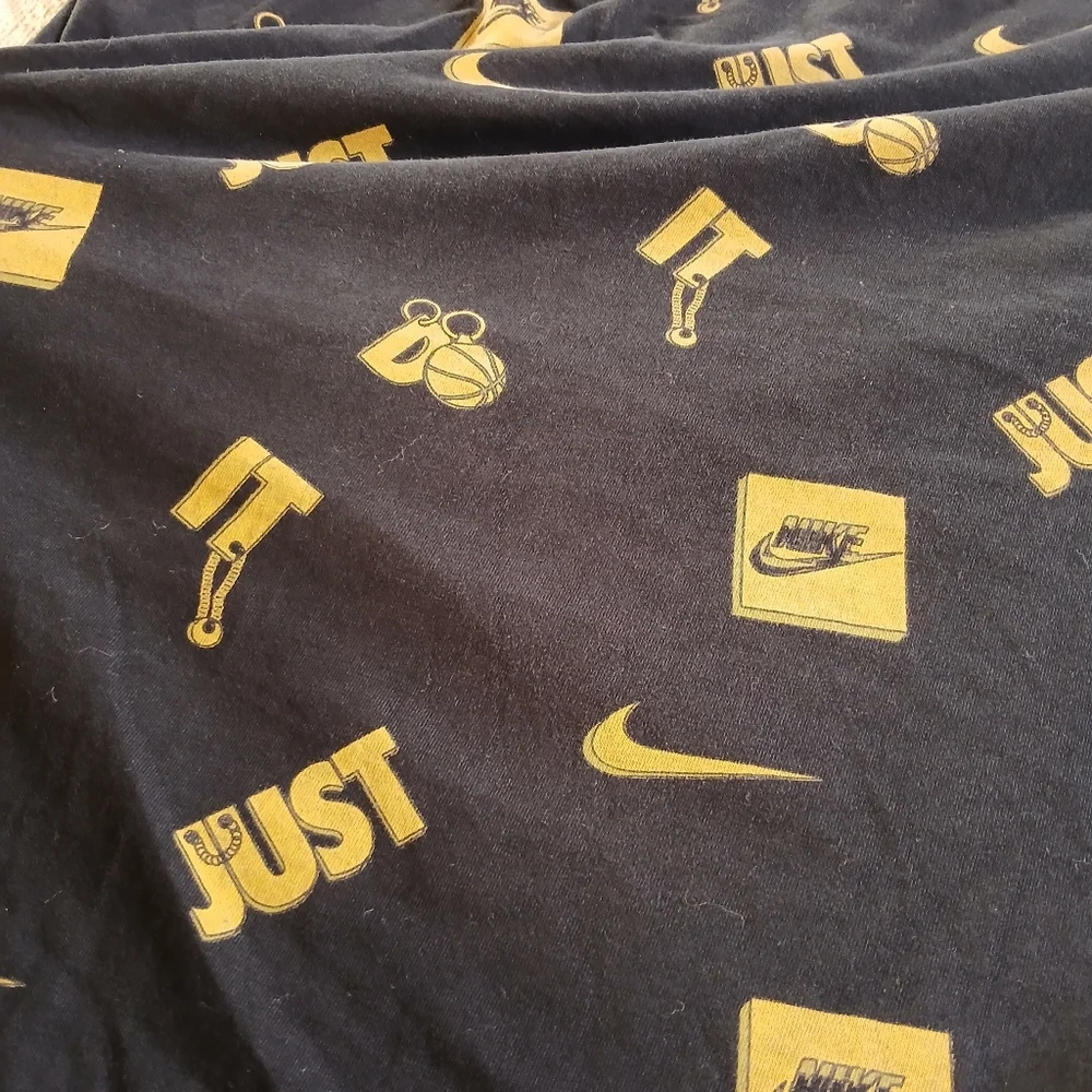nike ♡ logo just do it charm print tee shirt black gold mens xl